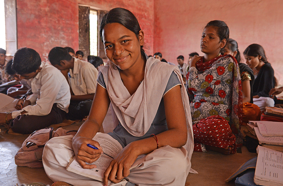 Mädchen, das dank einem Velo wieder zur Schule gehen kann und eine berufliche Perspektive hat in Aparajita, Indien