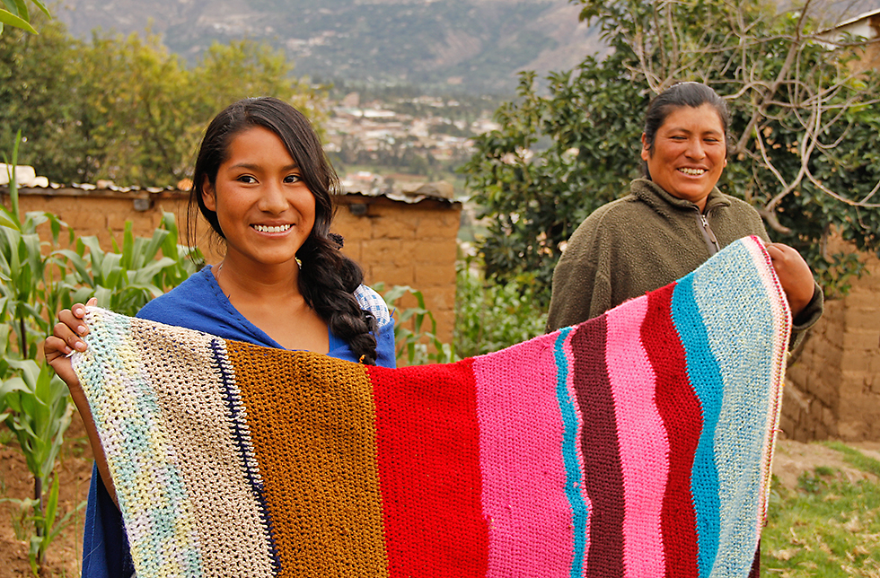 Zwei Frauen zeigen eine selber gemachte Decke in Mancos, Peru