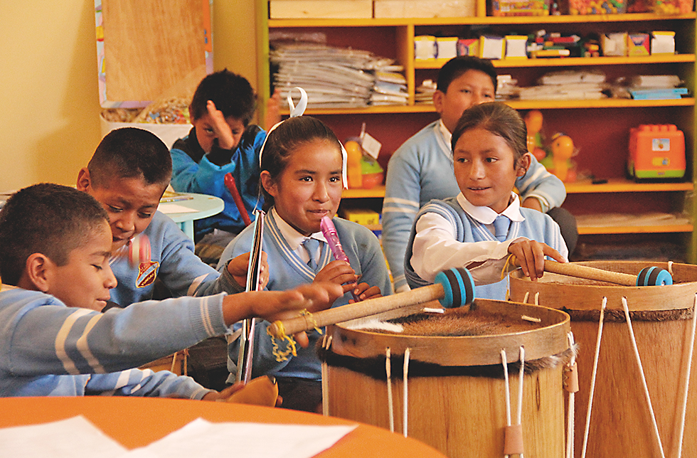 Kinder spielen verschiedene Musikinstrumente in Mancos, Peru