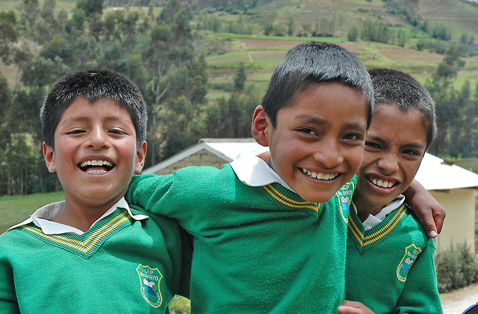 Drei Knaben in ihrer Schuluniform in Mancos, Peru