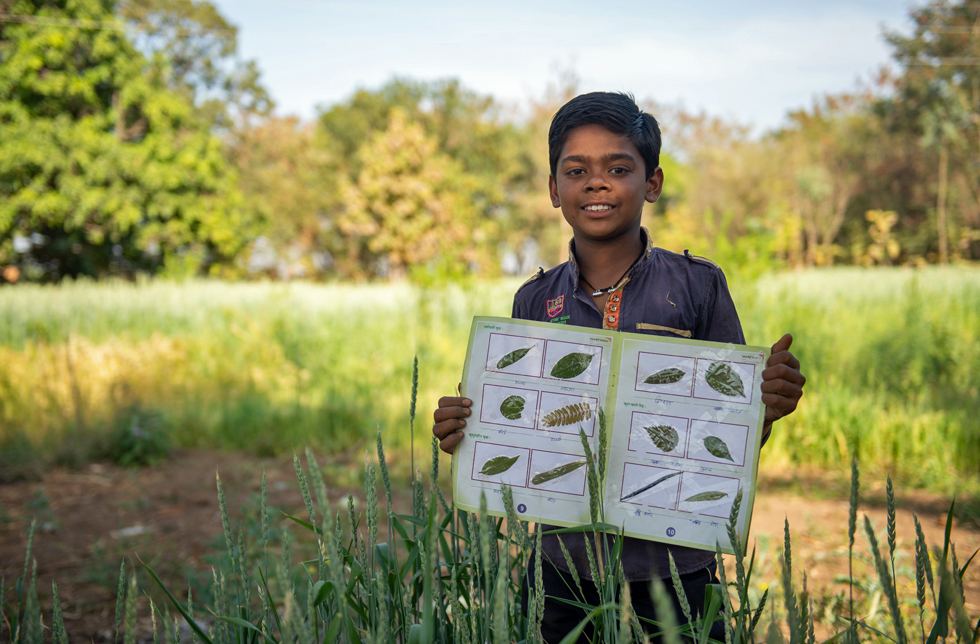 Inde : un garçon tient un herbier dans ses mains