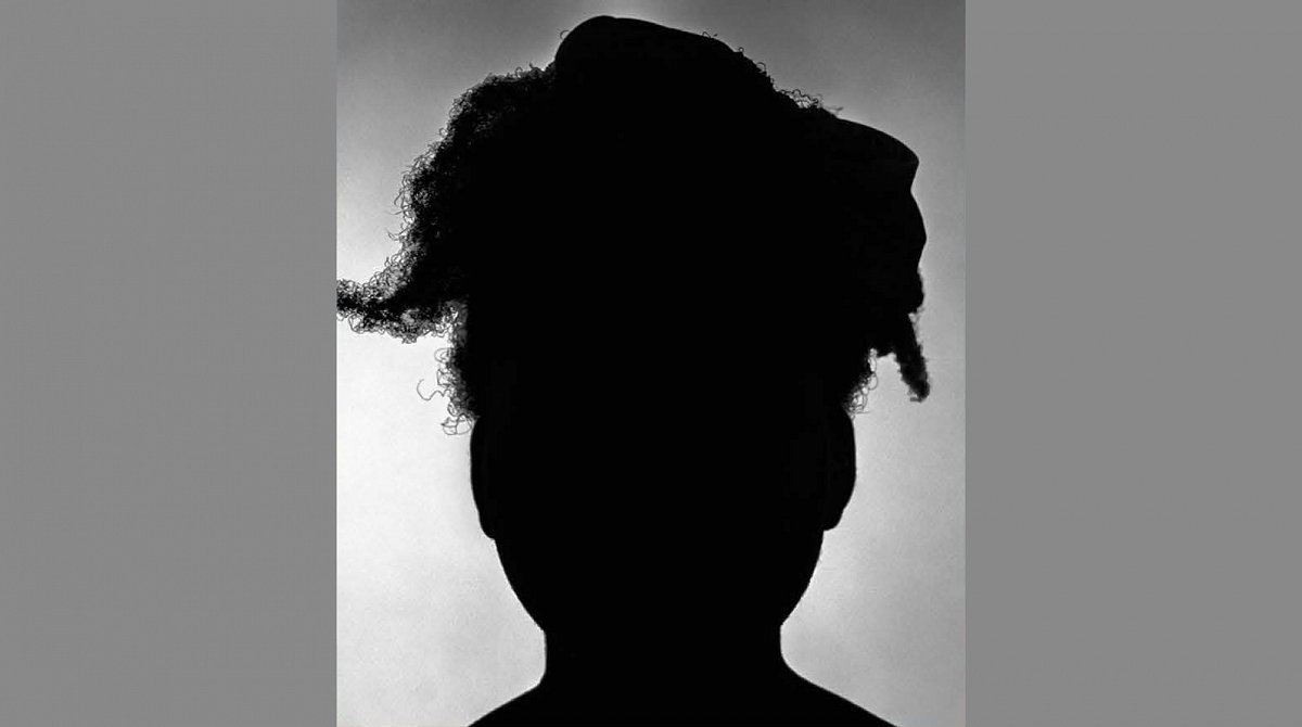 Silhouette d'une jeune fille africaine en contre-jour