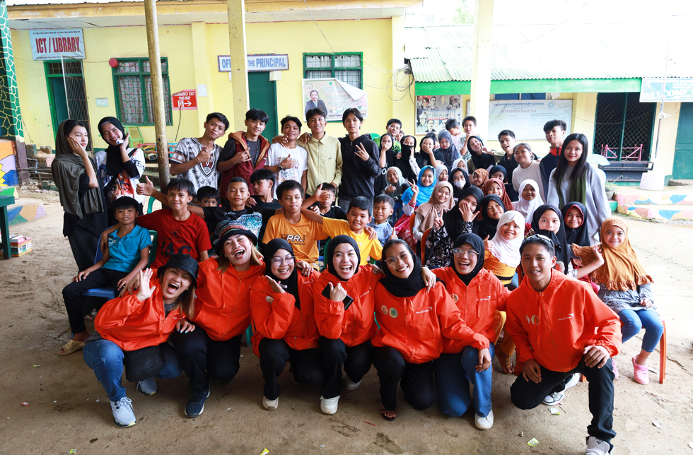 Kinder und Jugendliche einer Kinder-Assoziation in den Philippinen posieren für ein Gruppenfoto.